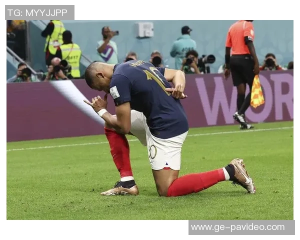 【早报】世界杯抽签温情一幕:老马对贝利深情一吻 【早报】世界杯抽签温情一幕:老马对贝利深情一吻