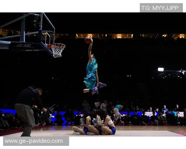 火箭队奇幻战术:精彩配合与阿门的篮下暴扣引爆全场 火箭队奇幻战术:精彩配合与阿门的篮下暴扣引爆全场