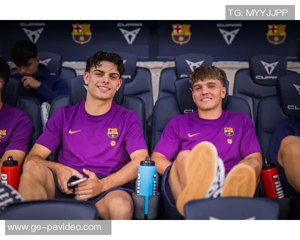 人手紧缺，对阵赫罗纳巴萨两位小将首次入选一线队